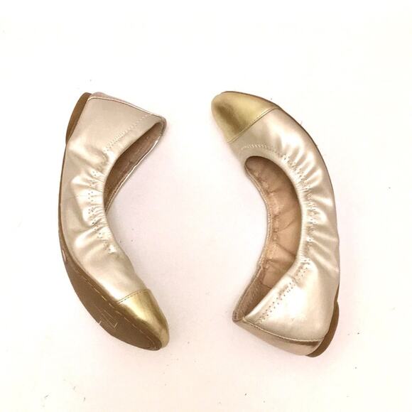 BCBGeneration golden flats sz 7 EUC look like new - Picture 7 of 7